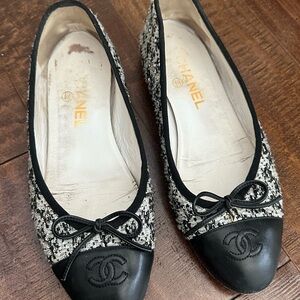 CHANEL Black & White Tweed Cap-Toe Bow Ballet Flats